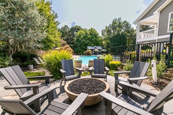 Outdoor firepit lounge